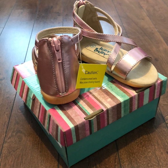 Toddler Gladiator Squeaker Sandals by Itzy Bitzy - Picture 4 of 4